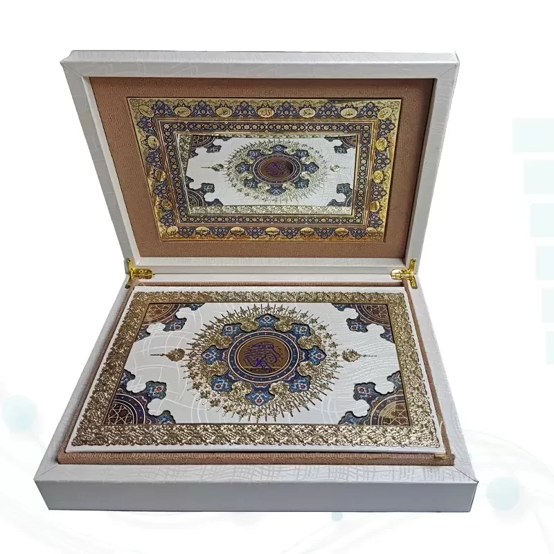 قرآن وزیری معطر بدون ترجمه گالینگور سفید عروس جعبه دار با پلاک خورشیدی آینه دار نفیس
